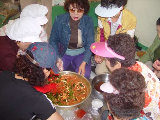 4. 준비된 3에 기호대로 도라지, 고춧잎, 고추를 섞습니다. 즙장 장아찌가 되는 겁니다. 넣지 않으셔도 되구요. 도라지는 소금에 비벼 준비해두고, 고추와 고춧잎은 끓인 소금물에 식초를 섞은 물에 1주일 정도 담가둡니다. 